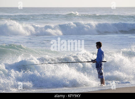 Un pescatore solitario in piedi in acque poco profonde su Kangaroo Island in Australia del Sud Foto Stock