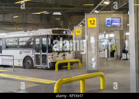 Il recentemente rinnovato George Washington Bridge bus terminal in Washington Heights in new york lunedì 23 ottobre, 2017. L'autorità portuale di ny e nj ha rinnovato la stazione degli autobus dalla sua "oviet era architettura' e creare nuovi spazi di vendita, trasformare la stazione in un 'shopping destinazione " e il miglioramento dei flussi di traffico sia per autobus e viaggiatori. circa 20.000 i viaggiatori passano attraverso il terminale ogni giorno feriale. a 54 anni questa è la prima ristrutturazione dell'edificio ha mai ricevuto. (© richard b. levine) Foto Stock