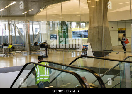 L'area di attesa nel rinnovato George Washington Bridge bus terminal in Washington Heights in new york lunedì 23 ottobre, 2017. L'autorità portuale di ny e nj ha rinnovato la stazione degli autobus dalla sua "oviet era architettura' e creare nuovi spazi di vendita, trasformare la stazione in un 'shopping destinazione " e il miglioramento dei flussi di traffico sia per autobus e viaggiatori. circa 20.000 i viaggiatori passano attraverso il terminale ogni giorno feriale. a 54 anni questa è la prima ristrutturazione dell'edificio ha mai ricevuto. (© richard b. levine) Foto Stock