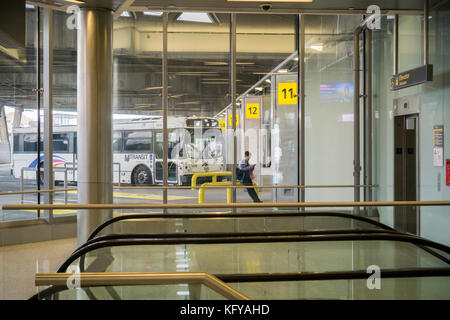 Il recentemente rinnovato George Washington Bridge bus terminal in Washington Heights in new york lunedì 23 ottobre, 2017. L'autorità portuale di ny e nj ha rinnovato la stazione degli autobus dalla sua "oviet era architettura' e creare nuovi spazi di vendita, trasformare la stazione in un 'shopping destinazione " e il miglioramento dei flussi di traffico sia per autobus e viaggiatori. circa 20.000 i viaggiatori passano attraverso il terminale ogni giorno feriale. a 54 anni questa è la prima ristrutturazione dell'edificio ha mai ricevuto. (© richard b. levine) Foto Stock