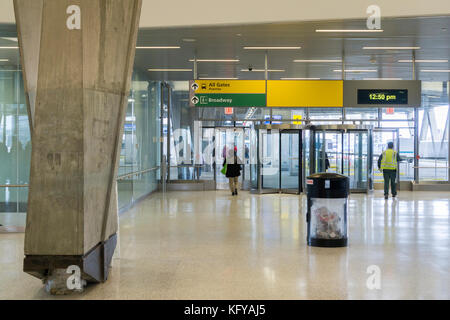 Il recentemente rinnovato George Washington Bridge bus terminal in Washington Heights in new york lunedì 23 ottobre, 2017. L'autorità portuale di ny e nj ha rinnovato la stazione degli autobus dalla sua "oviet era architettura' e creare nuovi spazi di vendita, trasformare la stazione in un 'shopping destinazione " e il miglioramento dei flussi di traffico sia per autobus e viaggiatori. circa 20.000 i viaggiatori passano attraverso il terminale ogni giorno feriale. a 54 anni questa è la prima ristrutturazione dell'edificio ha mai ricevuto. (© richard b. levine) Foto Stock