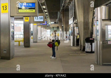 Il recentemente rinnovato George Washington Bridge bus terminal in Washington Heights in new york lunedì 23 ottobre, 2017. L'autorità portuale di ny e nj ha rinnovato la stazione degli autobus dalla sua "oviet era architettura' e creare nuovi spazi di vendita, trasformare la stazione in un 'shopping destinazione " e il miglioramento dei flussi di traffico sia per autobus e viaggiatori. circa 20.000 i viaggiatori passano attraverso il terminale ogni giorno feriale. a 54 anni questa è la prima ristrutturazione dell'edificio ha mai ricevuto. (© richard b. levine) Foto Stock