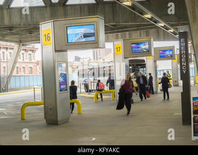 Il recentemente rinnovato George Washington Bridge bus terminal in Washington Heights in new york lunedì 23 ottobre, 2017. L'autorità portuale di ny e nj ha rinnovato la stazione degli autobus dalla sua "oviet era architettura' e creare nuovi spazi di vendita, trasformare la stazione in un 'shopping destinazione " e il miglioramento dei flussi di traffico sia per autobus e viaggiatori. circa 20.000 i viaggiatori passano attraverso il terminale ogni giorno feriale. a 54 anni questa è la prima ristrutturazione dell'edificio ha mai ricevuto. (© richard b. levine) Foto Stock