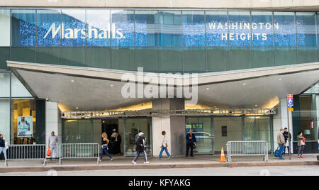 Il lato di Broadway rinnovata di recente George Washington Bridge bus terminal in Washington Heights in new york lunedì 23 ottobre, 2017. L'autorità portuale di ny e nj ha rinnovato la stazione degli autobus dalla sua "oviet era architettura' e creare nuovi spazi di vendita, trasformare la stazione in un 'shopping destinazione " e il miglioramento dei flussi di traffico sia per autobus e viaggiatori. circa 20.000 i viaggiatori passano attraverso il terminale ogni giorno feriale. a 54 anni questa è la prima ristrutturazione dell'edificio ha mai ricevuto. (© richard b. levine) Foto Stock