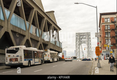 Il recentemente rinnovato George Washington Bridge bus terminal in Washington Heights in new york lunedì 23 ottobre, 2017. L'autorità portuale di ny e nj ha rinnovato la stazione degli autobus dalla sua "oviet era architettura' e creare nuovi spazi di vendita, trasformare la stazione in un 'shopping destinazione " e il miglioramento dei flussi di traffico sia per autobus e viaggiatori. circa 20.000 i viaggiatori passano attraverso il terminale ogni giorno feriale. a 54 anni questa è la prima ristrutturazione dell'edificio ha mai ricevuto. (© richard b. levine) Foto Stock