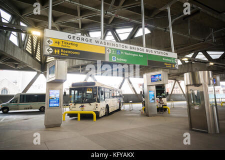 Il recentemente rinnovato George Washington Bridge bus terminal in Washington Heights in new york lunedì 23 ottobre, 2017. L'autorità portuale di ny e nj ha rinnovato la stazione degli autobus dalla sua "oviet era architettura' e creare nuovi spazi di vendita, trasformare la stazione in un 'shopping destinazione " e il miglioramento dei flussi di traffico sia per autobus e viaggiatori. circa 20.000 i viaggiatori passano attraverso il terminale ogni giorno feriale. a 54 anni questa è la prima ristrutturazione dell'edificio ha mai ricevuto. (© richard b. levine) Foto Stock