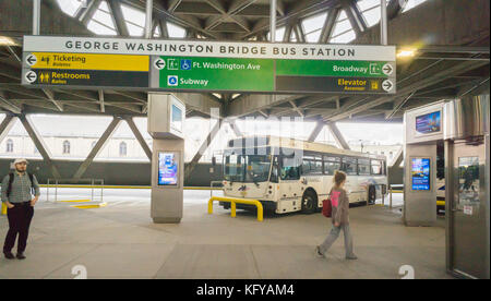 Il recentemente rinnovato George Washington Bridge bus terminal in Washington Heights in new york lunedì 23 ottobre, 2017. L'autorità portuale di ny e nj ha rinnovato la stazione degli autobus dalla sua "oviet era architettura' e creare nuovi spazi di vendita, trasformare la stazione in un 'shopping destinazione " e il miglioramento dei flussi di traffico sia per autobus e viaggiatori. circa 20.000 i viaggiatori passano attraverso il terminale ogni giorno feriale. a 54 anni questa è la prima ristrutturazione dell'edificio ha mai ricevuto. (© richard b. levine) Foto Stock