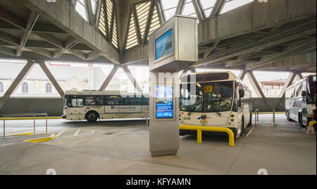 Il recentemente rinnovato George Washington Bridge bus terminal in Washington Heights in new york lunedì 23 ottobre, 2017. L'autorità portuale di ny e nj ha rinnovato la stazione degli autobus dalla sua "oviet era architettura' e creare nuovi spazi di vendita, trasformare la stazione in un 'shopping destinazione " e il miglioramento dei flussi di traffico sia per autobus e viaggiatori. circa 20.000 i viaggiatori passano attraverso il terminale ogni giorno feriale. a 54 anni questa è la prima ristrutturazione dell'edificio ha mai ricevuto. (© richard b. levine) Foto Stock