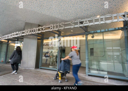 Ingresso di broadway nel rinnovato George Washington Bridge bus terminal in Washington Heights in new york lunedì 23 ottobre, 2017. L'autorità portuale di ny e nj ha rinnovato la stazione degli autobus dalla sua "oviet era architettura' e creare nuovi spazi di vendita, trasformare la stazione in un 'shopping destinazione " e il miglioramento dei flussi di traffico sia per autobus e viaggiatori. circa 20.000 i viaggiatori passano attraverso il terminale ogni giorno feriale. a 54 anni questa è la prima ristrutturazione dell'edificio ha mai ricevuto. (© richard b. levine) Foto Stock