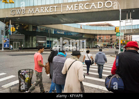 Lato di Broadway rinnovata di recente George Washington Bridge bus terminal in Washington Heights in new york lunedì 23 ottobre, 2017. L'autorità portuale di ny e nj ha rinnovato la stazione degli autobus dalla sua "oviet era architettura' e creare nuovi spazi di vendita, trasformare la stazione in un 'shopping destinazione " e il miglioramento dei flussi di traffico sia per autobus e viaggiatori. circa 20.000 i viaggiatori passano attraverso il terminale ogni giorno feriale. a 54 anni questa è la prima ristrutturazione dell'edificio ha mai ricevuto. (© richard b. levine) Foto Stock