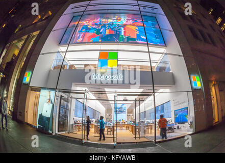 Microsoft flagship store sulla Fifth Avenue a New York, martedì 24 ottobre 2017. Microsoft ha annunciato che ha cessato di fabbricare il suo sensore di movimento del dispositivo per la Xbox, il kinect, citando le vendite che non ha mai raggiunto le aspettative. (© richard b. levine) Foto Stock