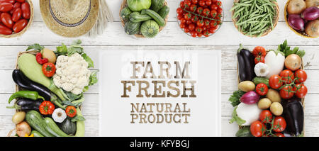 Molti ortaggi vista superiore in legno bianco tavolo da cucina, naturale orto bio prodotto modello di concetto Foto Stock