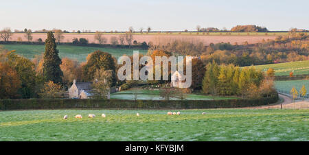 Philips St chiesa in poco Rollright nel gelido autunno. La luce del mattino al sorgere del sole, Cotswolds, West Oxfordshire, Inghilterra Foto Stock