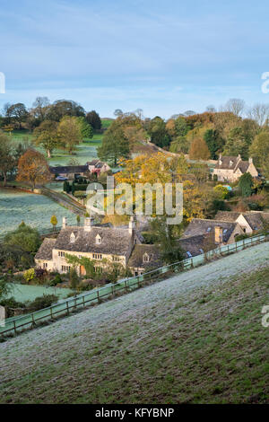 Turkdean al mattino in autunno la luce del sole. Cotswolds, Gloucestershire, Inghilterra Foto Stock