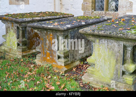 Tombe ricoperte da alghe nel XIII secolo la chiesa di St Swithun a Compton Beauchamp in autunno. Vale of White Horse, Oxfordshire, Inghilterra Foto Stock