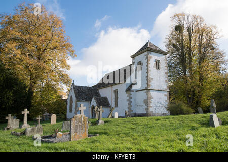 Il XIII secolo la chiesa di St Swithun a Compton Beauchamp in autunno. Vale of White Horse, Oxfordshire, Inghilterra Foto Stock