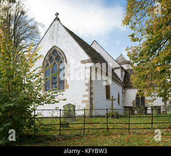 Il XIII secolo la chiesa di St Swithun a Compton Beauchamp in autunno. Vale of White Horse, Oxfordshire, Inghilterra Foto Stock