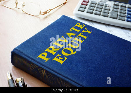 Prenota con il titolo il private equity e calcolatrice. Foto Stock