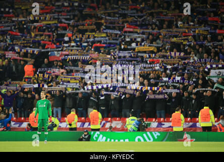 Il portiere di Liverpool Loris Karius davanti ai fan di Maribor durante la UEFA Champions League, partita del Gruppo e ad Anfield, Liverpool. Foto Stock