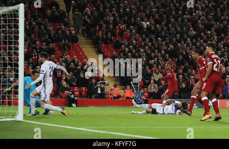 Daniel Sturridge di Liverpool segna il terzo gol della partita durante la UEFA Champions League, partita del Gruppo e ad Anfield, Liverpool. Foto Stock