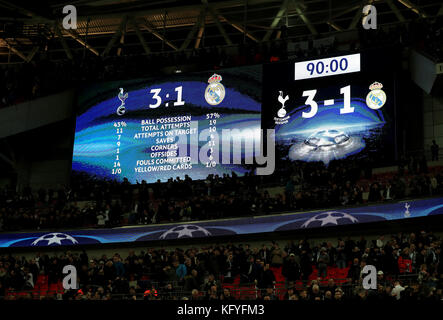 Una visione generale del tabellone a tempo pieno durante la UEFA Champions League, partita del Gruppo H al Wembley Stadium di Londra. Foto Stock