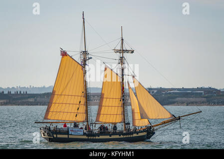 Hms pickle (replica) arrivando a Portsmouth su 1/11/17 a sostegno di rn e rm di carità. Foto Stock