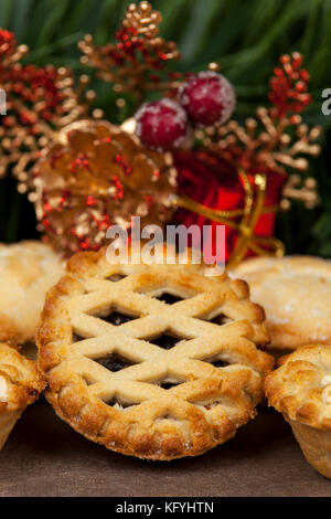 In prossimità di un traliccio top tritare la torta con alcune decorazioni di Natale in background Foto Stock