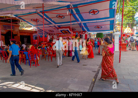 Kathmandu, Nepal - 04 settembre 2017: la folla di persone all'interno del tempio bindabasini. Il tempio è dedicato alla dea Indù durga, chi è pokhara scelto divinità custode Foto Stock