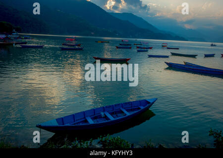 Pokhara, Nepal - 04 settembre 2017: la splendida vista delle barche blu lakeshore a Pokhara city , il Nepal Foto Stock