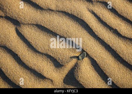 Increspature nella sabbia lasciato dalla ritirata marea a Crantock Beach, Cornwall Foto Stock