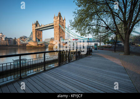 Il Tower Bridge di Londra con bus rosso di incrocio e il London Shard in background Foto Stock