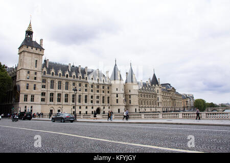 Il popolo francese e i viaggiatori stranieri a piedi e visitare conciergerie o Palais de la Cite e traffico stradale a Parigi City il 6 settembre 2017 a Parigi Foto Stock