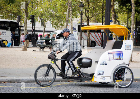 Il popolo francese mountain bike bicicletta rickshaw in attesa di viaggiatori utilizzano service tour intorno a parigi city a place charles de gaulle road il 6 settembre 2017 in par Foto Stock