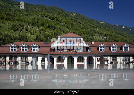 Stazione ferroviaria Interlaken Ost o Interlaken Est riflessa in piscina, Interlaken, Svizzera Foto Stock