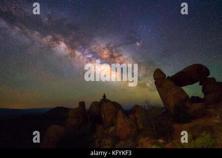 Osservazione umana Via Lattea a Balanced Rock, Big Bend National Park, Texas USA. Costellazione e galassia Foto Stock