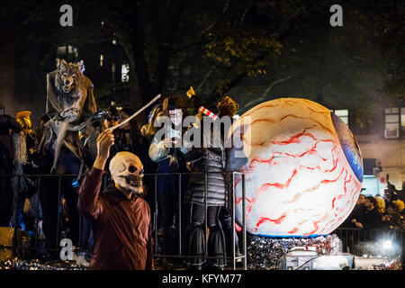 New York villaggio annuale Halloween Parade 2017 sulla 6th Avenue Foto Stock