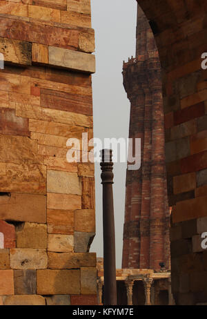 Antica pilastro di Ashoka al Qutub Minar complesso, Mehrauli, Delhi, India Foto Stock