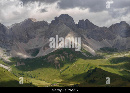 Giochi di luce sulle dolomiti del Trentino dopo temporale delle Nazioni Unite. Foto Stock