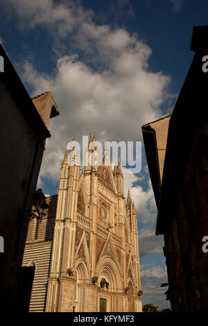 Il duomo è illuminato dal sole al tramonto a Orvieto, Italia. Foto Stock