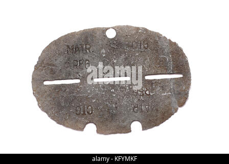 La Germania durante la seconda guerra mondiale. dog tag (esercito di identificazione badge) del soldato tedesco. percorso su sfondo bianco. Foto Stock