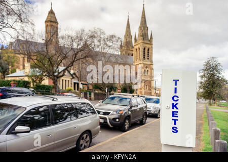 Adelaide, Australia - 27 agosto 2017: parcheggio contatore installato vicino San Pietro cattedrale nel CBD di Adelaide con le auto parcheggiate lungo la strada Foto Stock