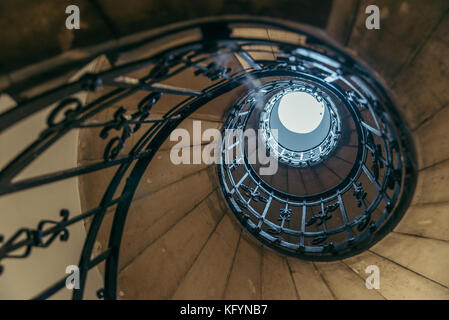 Scale a spirale nella vecchia casa luogo turistico Foto Stock