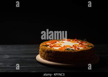 In casa vegan carota la torta su un piatto di legno Foto Stock