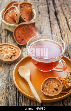 Una foto di caldo essiccato beal succo di frutta sulla tavola di legno Foto Stock