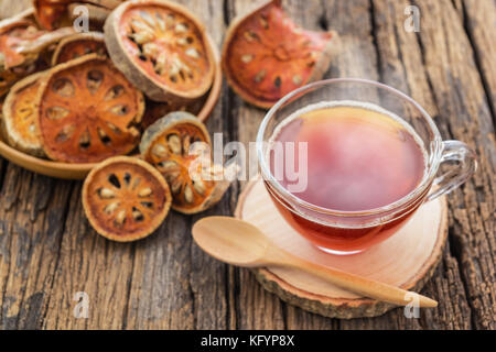 Una foto di caldo essiccato beal succo di frutta sulla tavola di legno Foto Stock