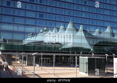 Aeroporto Internazionale di Denver iconica riflessa sul tetto in The Westin Hotel. Foto Stock