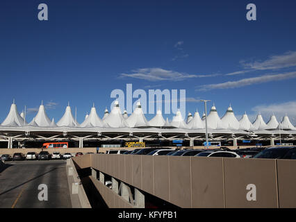 Il Teflon-fibre di vetro rivestite di tetto dell'Aeroporto Internazionale di Denver assomiglia alle Montagne Rocciose. Foto Stock