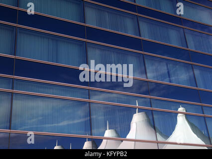 Aeroporto Internazionale di Denver iconica riflessa sul tetto in The Westin Hotel. Foto Stock