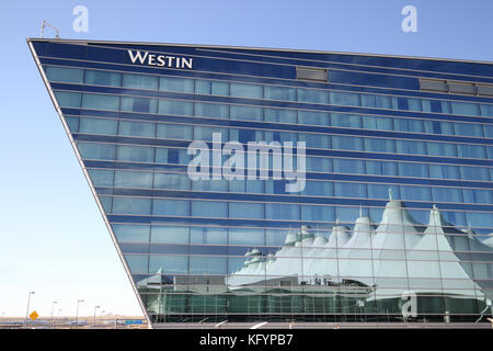 Aeroporto Internazionale di Denver iconica riflessa sul tetto in The Westin Hotel. Foto Stock