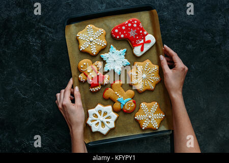 Gingerbreads sul vassoio da forno Foto Stock